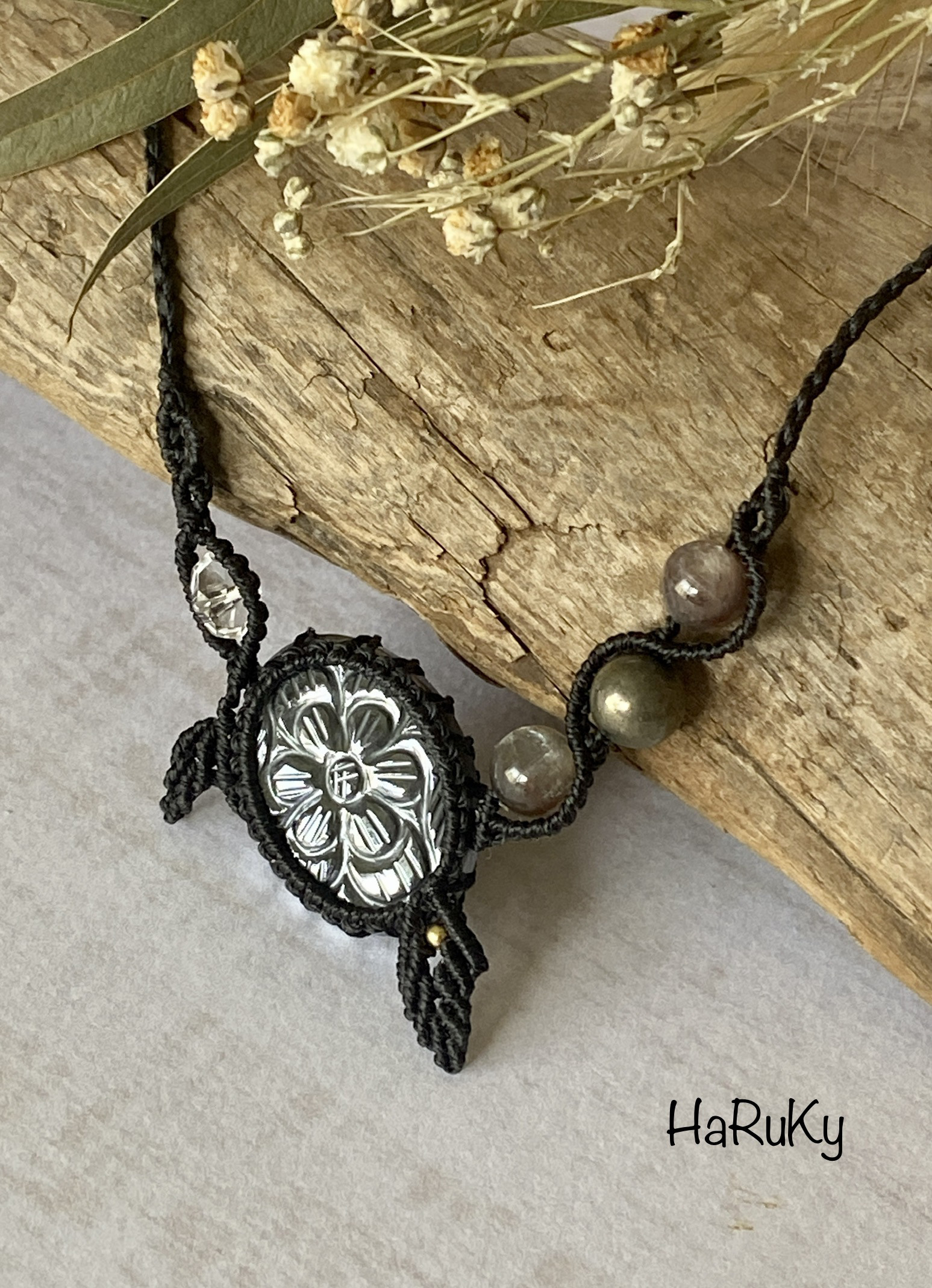 シルバーメタリックなエリートシュンガイト アンシンメトリーマクラメネックレス 天然石 天然色