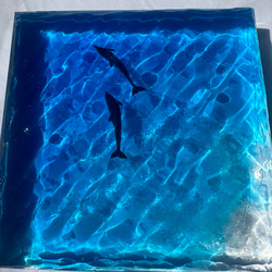 新作　　インテリアアートブロック　ラージ　エメラルドブルーの海とペアイルカ　スケルトン海　レジンアート　波紋　水紋 5枚目の画像