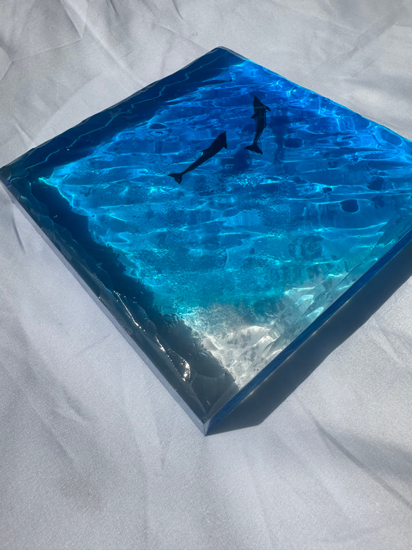 新作　　インテリアアートブロック　ラージ　エメラルドブルーの海とペアイルカ　スケルトン海　レジンアート　波紋　水紋 1枚目の画像
