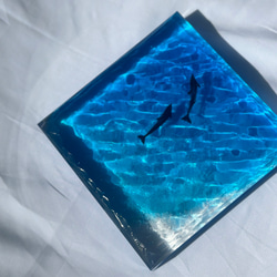 新作　　インテリアアートブロック　ラージ　エメラルドブルーの海とペアイルカ　スケルトン海　レジンアート　波紋　水紋 4枚目の画像