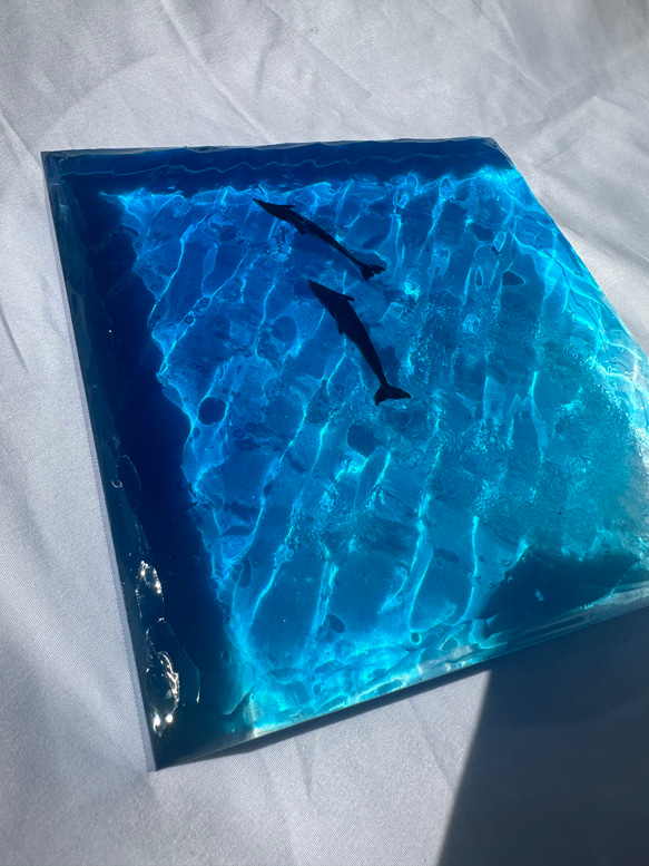 新作　　インテリアアートブロック　ラージ　エメラルドブルーの海とペアイルカ　スケルトン海　レジンアート　波紋　水紋 6枚目の画像