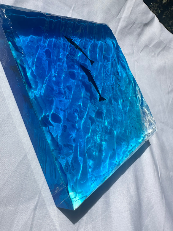 新作　　インテリアアートブロック　ラージ　エメラルドブルーの海とペアイルカ　スケルトン海　レジンアート　波紋　水紋 7枚目の画像