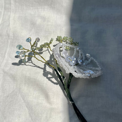 ビーズフラワー 淡い水色に綺麗な白い花びら 3本 2枚目の画像