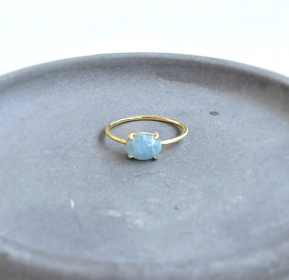 天然石　ナミビア産　アクアマリン  6×8mm オーバル　爪留めリング　指輪　silver925  18kgp 2枚目の画像