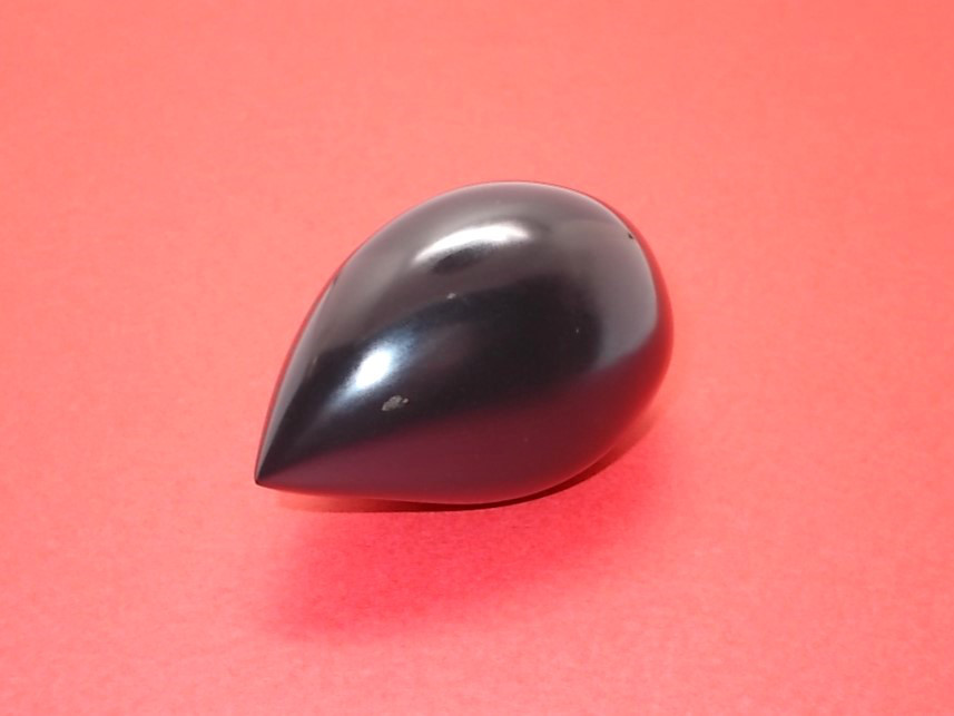 雨粒を寝かせたような文鎮　Ｂ－０７０　天然那智黒石製