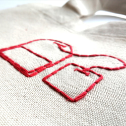 かわいい手刺繍の赤いティーバッグ　ミニトートバッグ　Sサイズ　生成り　帆布　コットン　手提げ　ランチバッグ 3枚目の画像