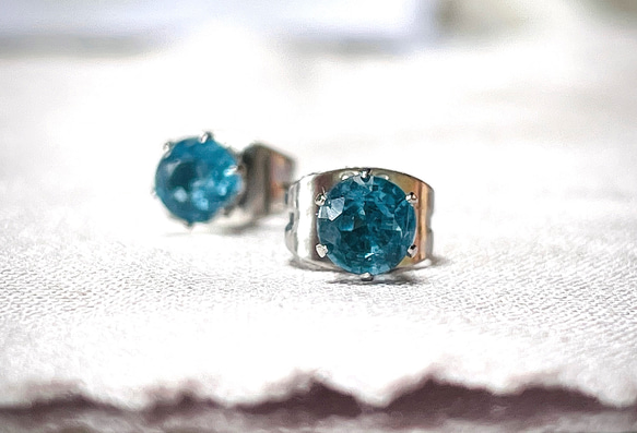 インディゴブルーカイヤナイトのスタッドピアス　サージカルステンレス316L 7枚目の画像