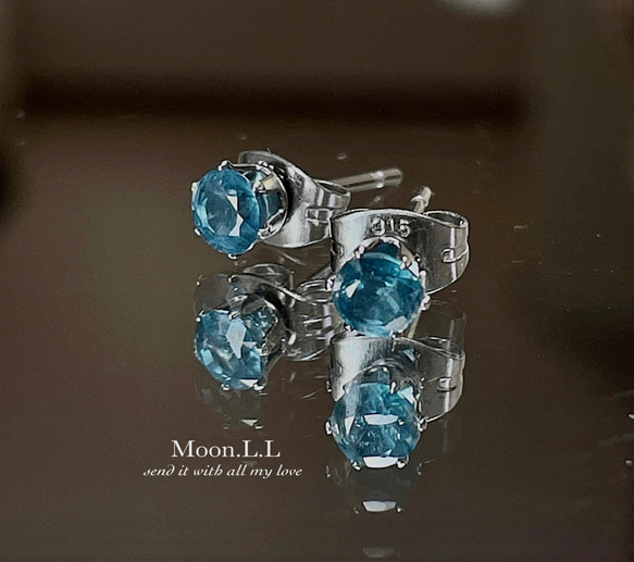 インディゴブルーカイヤナイトのスタッドピアス　サージカルステンレス316L 4枚目の画像