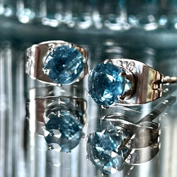 インディゴブルーカイヤナイトのスタッドピアス　サージカルステンレス316L 6枚目の画像