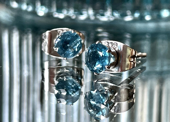 インディゴブルーカイヤナイトのスタッドピアス　サージカルステンレス316L 6枚目の画像