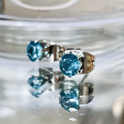 インディゴブルーカイヤナイトのスタッドピアス　サージカルステンレス316L 5枚目の画像