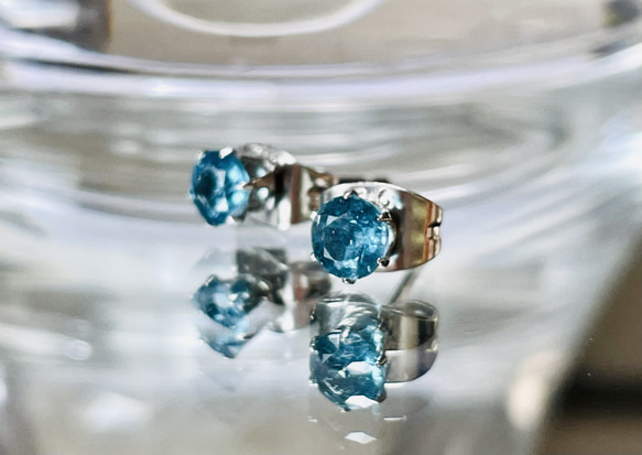 インディゴブルーカイヤナイトのスタッドピアス　サージカルステンレス316L 5枚目の画像