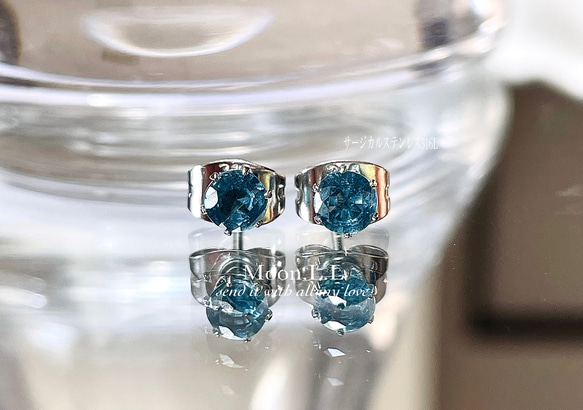 インディゴブルーカイヤナイトのスタッドピアス　サージカルステンレス316L 2枚目の画像