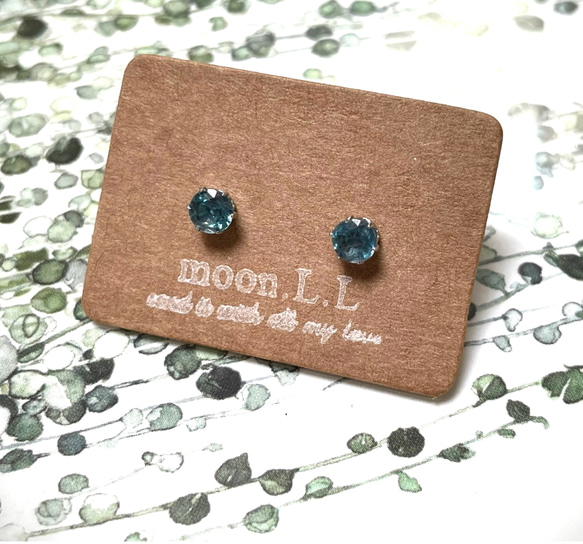 インディゴブルーカイヤナイトのスタッドピアス　サージカルステンレス316L 10枚目の画像