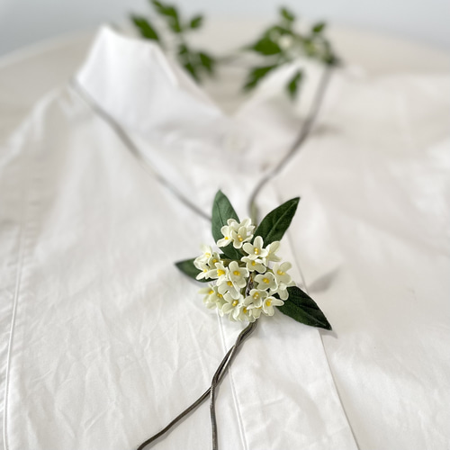 布花白く小さな可憐な花姿。控えめな香りの銀木犀のブローチ