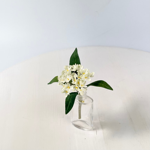 布花白く小さな可憐な花姿。控えめな香りの銀木犀のブローチ 秋の誕生 