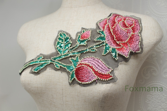 オーガンジー刺繍モチーフ 1枚 バラ 花 スパンコール・ビーズ装飾  ピンク色系 (MRSB93PKHWSP) 1枚目の画像