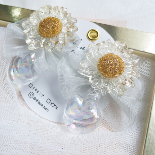 ひまわり×グレーリボンのピアス／イヤリング ピアス（スタッド・一粒 