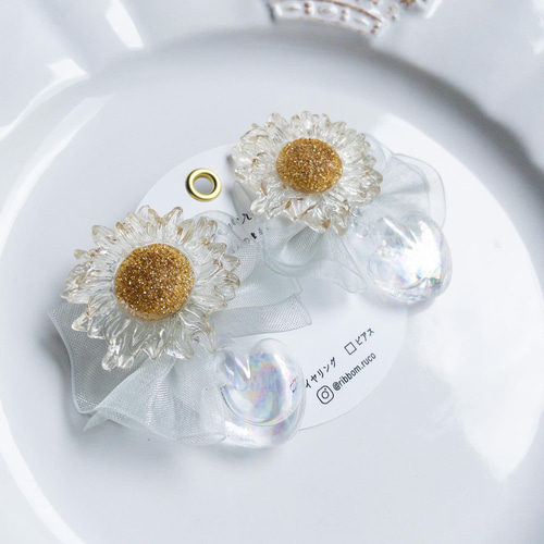 ひまわり×グレーリボンのピアス／イヤリング ピアス（スタッド・一粒 