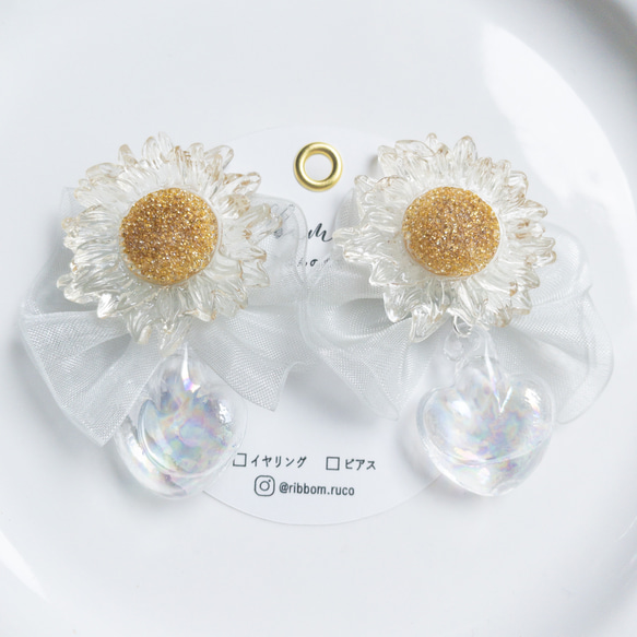 ひまわり×グレーリボンのピアス／イヤリング ピアス（スタッド・一粒 