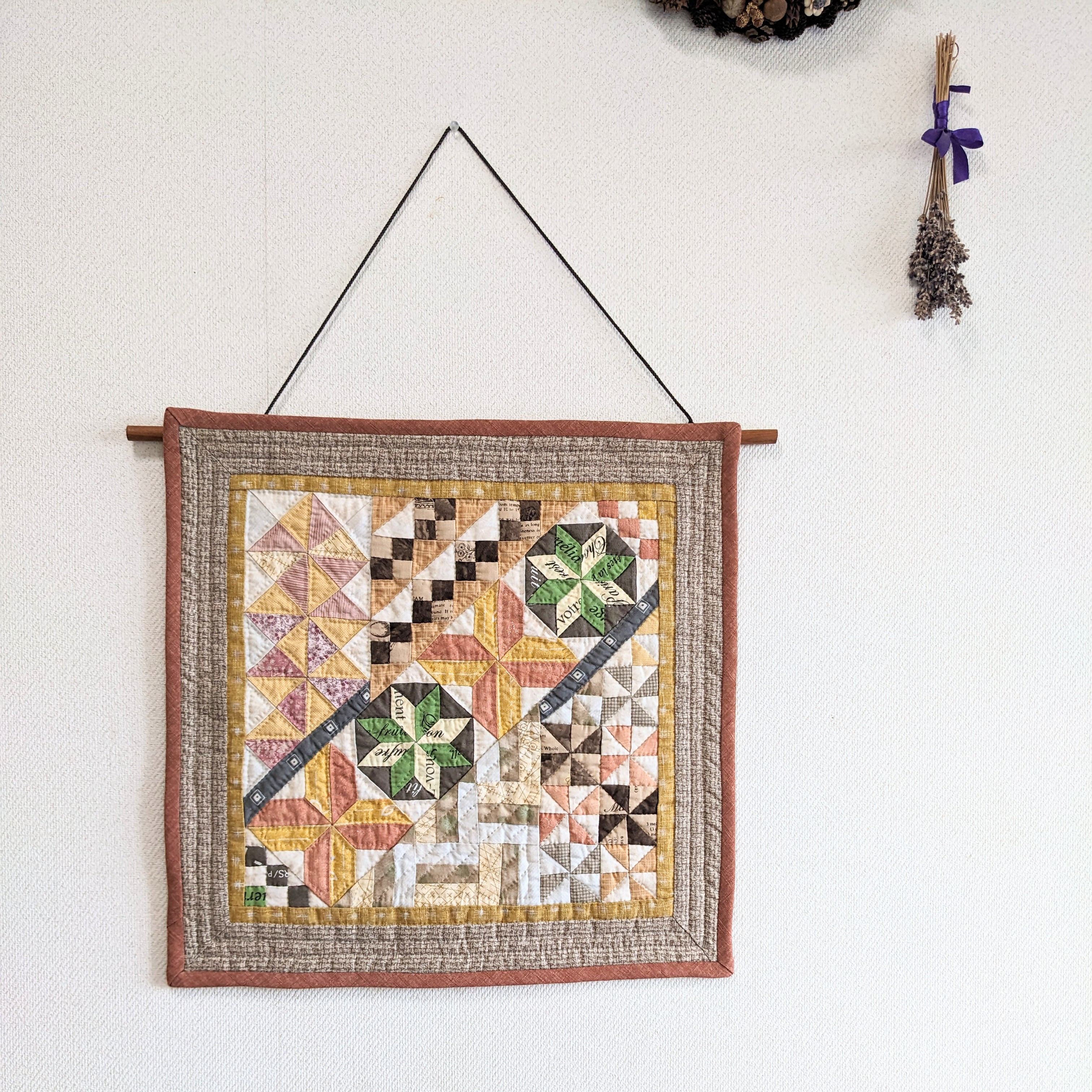 秋の幾何学模様☆パッチワークキルトのタペストリー タペストリー