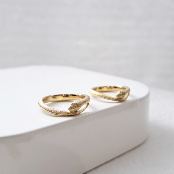 京都結婚指輪 18金【 蛇 結婚指輪】 両目ダイヤ  2本組 K18マリッジリング   おしゃれ結婚指輪  蛇結婚指輪 4枚目の画像