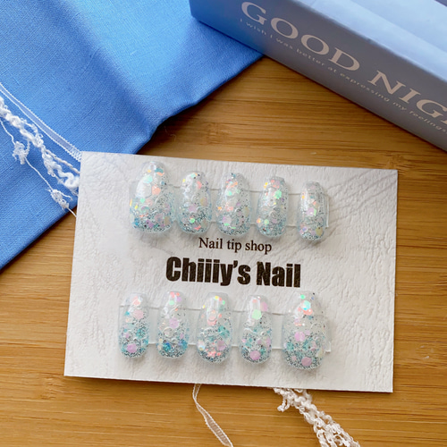 パープル 乳白色 ミルキー ラメ ネイルチップ スキニー 揺れるチャーム