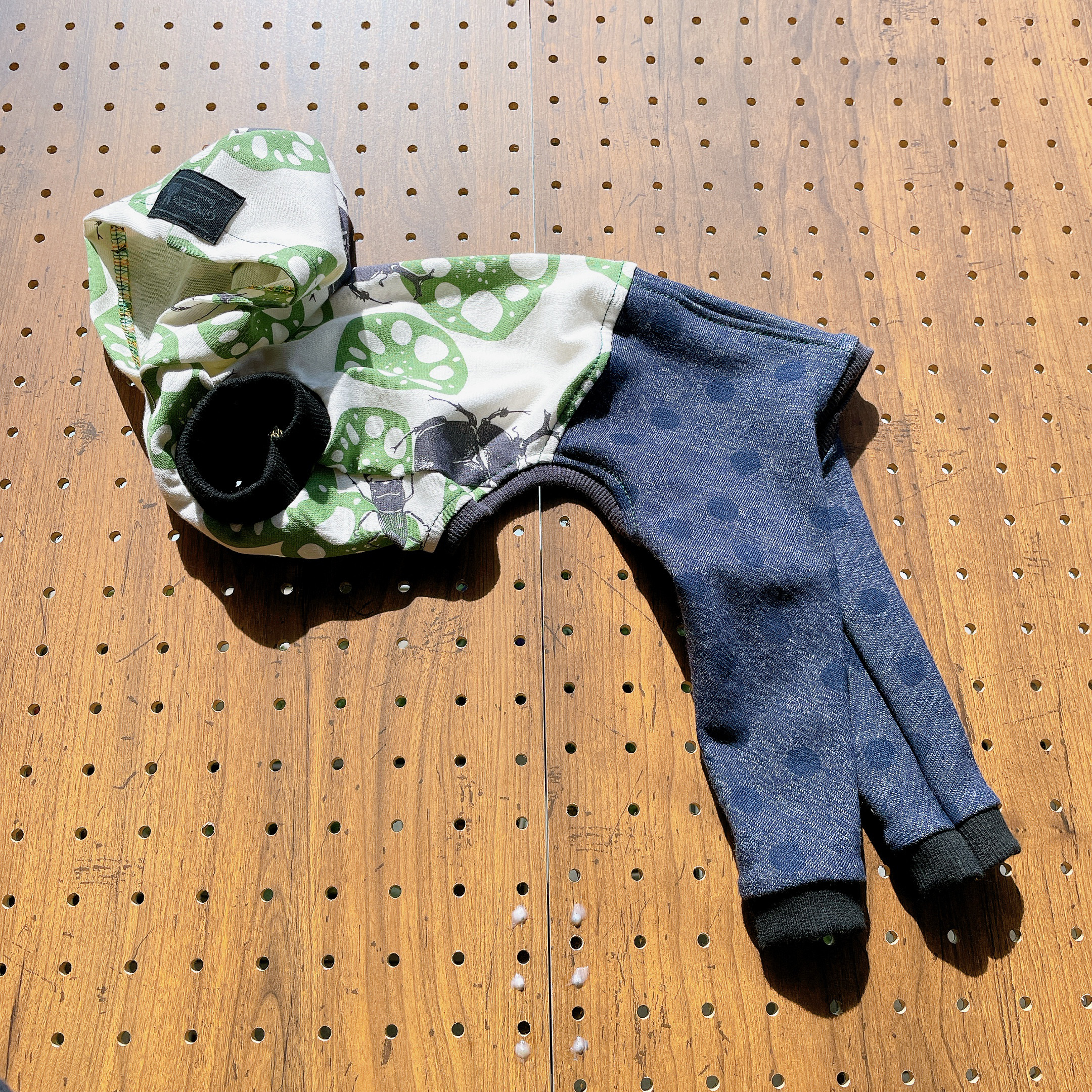 【DOGwear】houndサイズ：カブトムシのフードロンパース（アイビーグリーン）