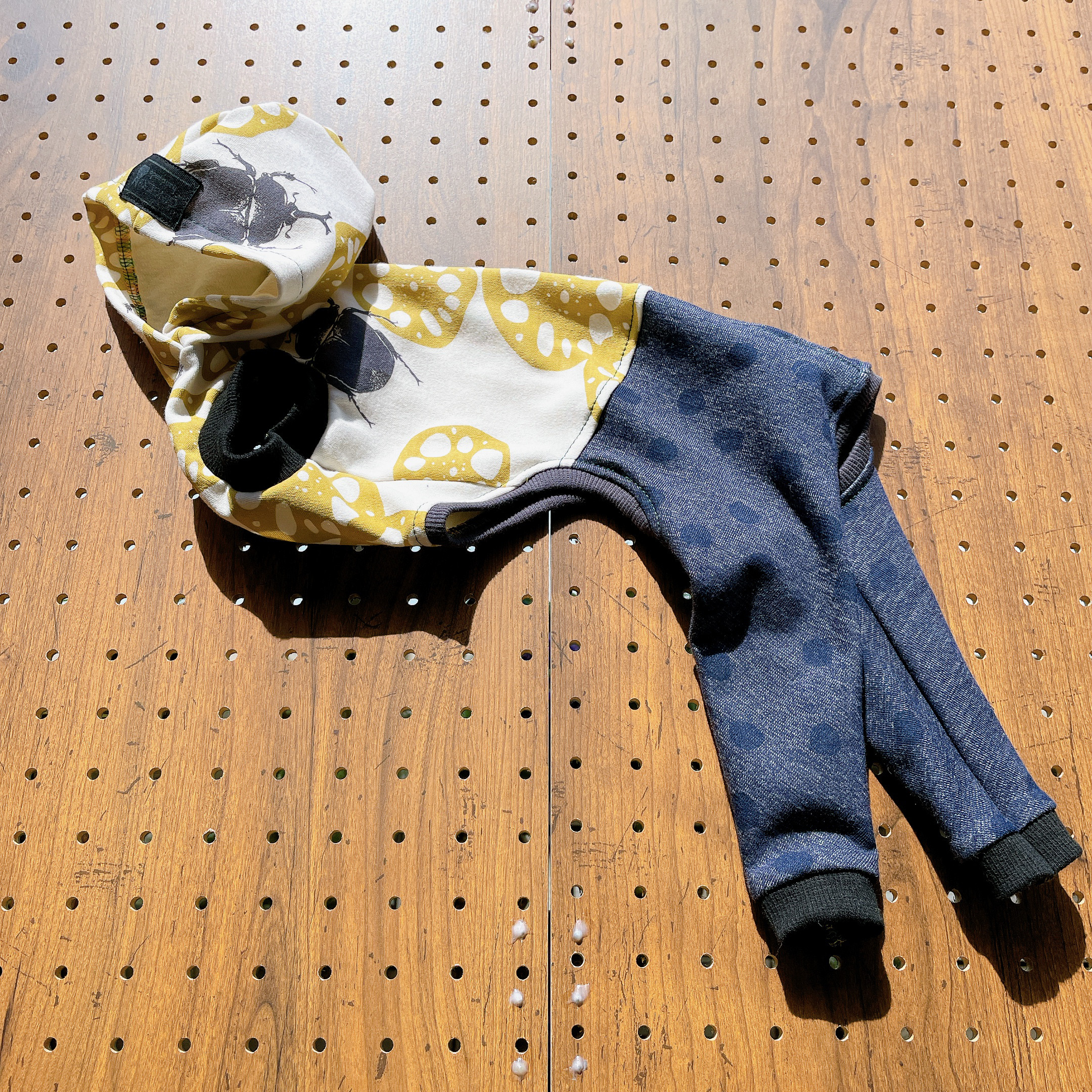 【DOGwear】houndサイズ：カブトムシのフードロンパース（からしイエロー）