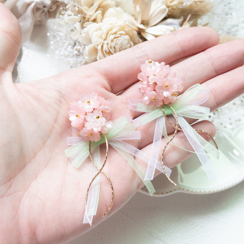 ピンクのお花とグリーンリボンブーケ風ピアス/イヤリング ピアス  