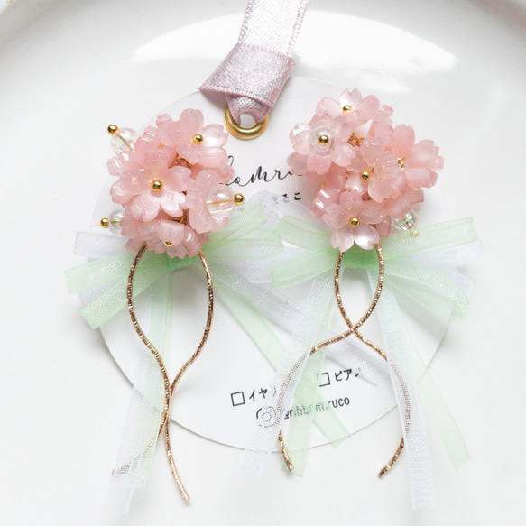 ピンクのお花とグリーンリボンブーケ風ピアス/イヤリング ピアス  