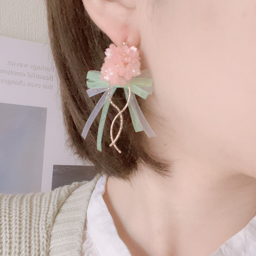 ピンクのお花とグリーンリボンブーケ風ピアス/イヤリング ピアス  