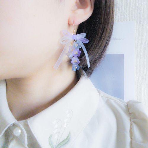 パープルすずらん×リボンピアス/イヤリング ピアス（スタッド・一粒 