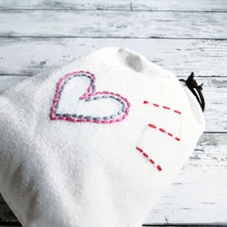 かわいいピンクとグレーのハート　巾着袋　手刺繍　ポーチ　白　ミニ巾着　Sサイズ　 2枚目の画像