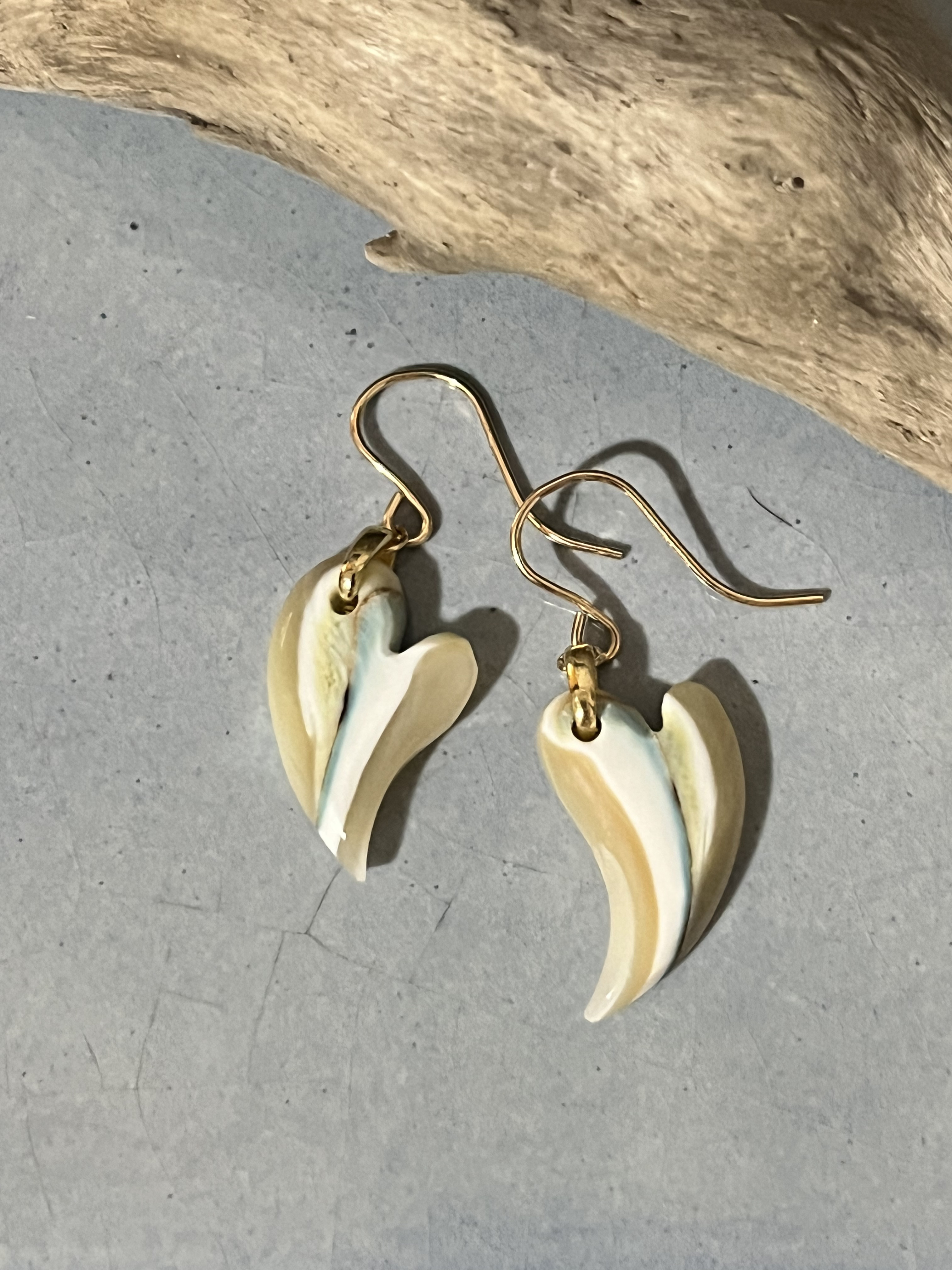 夜光貝ハートピアス