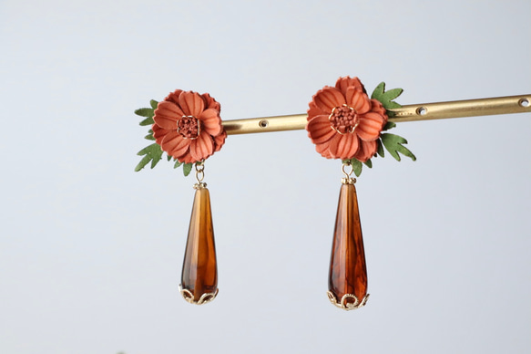 キバナコスモス(秋桜)と雫*アンティーク/革花ピアス･イヤリング/テラコッタオレンジ/秋冬レザーアクセサリー/ギフト/2 2枚目の画像