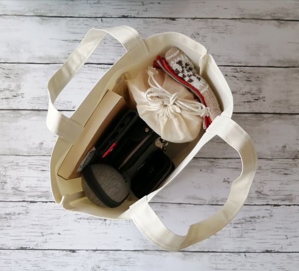 ハートの手作りワッペン　PVCミニトートバッグ　オフホワイト　撥水　Sサイズ　ランチバッグ 　手提げ　 7枚目の画像