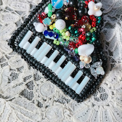 お花のグラントピアノ、ビーズ刺繡ブローチ 1枚目の画像