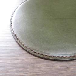 『ワケあり』【イタリアンレザー使用】マウスパッド丸型　緑/茶糸 4枚目の画像
