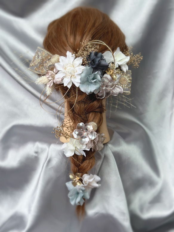 【新作】ブルー✖️ゴールド　編みおろし　刺繍リボ　成人式髪飾り　結婚式　卒業式　アメリカンフラワー　ラプンツェル　青 1枚目の画像