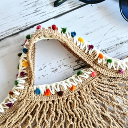 手編みのポンポン毛糸で飾ったネットバッグ　メッシュバッグ　マルシェバッグ　エコバッグ　モカ色　 1枚目の画像