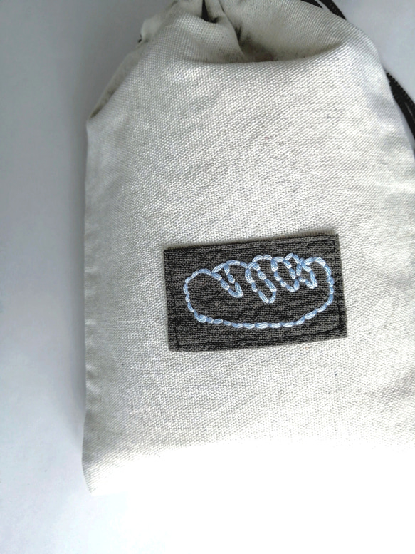 【刺繍】水色のパンのワッペン　巾着袋　ポーチ　生成り　ミニ巾着　Sサイズ 5枚目の画像
