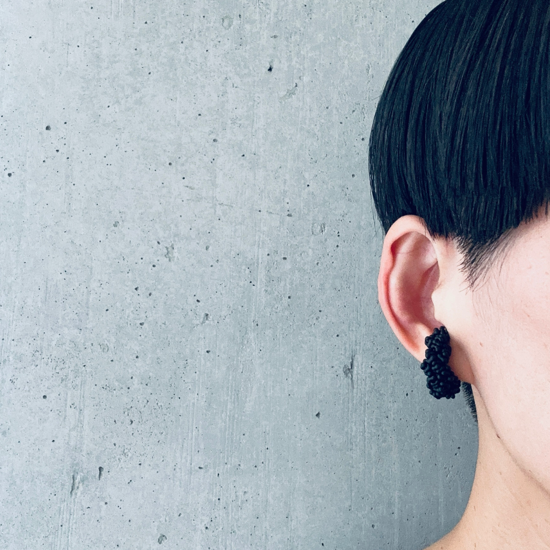黒マットつぶつぶドットガラスビーズ刺繍イヤーカフ(片耳分1個)【受注製作】#44