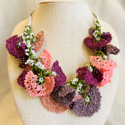 お花のチョーカー　oya刺繍　紫に匂う花　チョーカー96 1枚目の画像