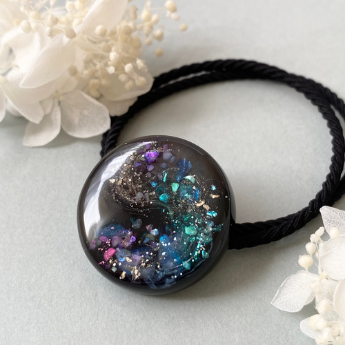 レジンヘアゴム パープルブルー花手水ゴールド奥行き