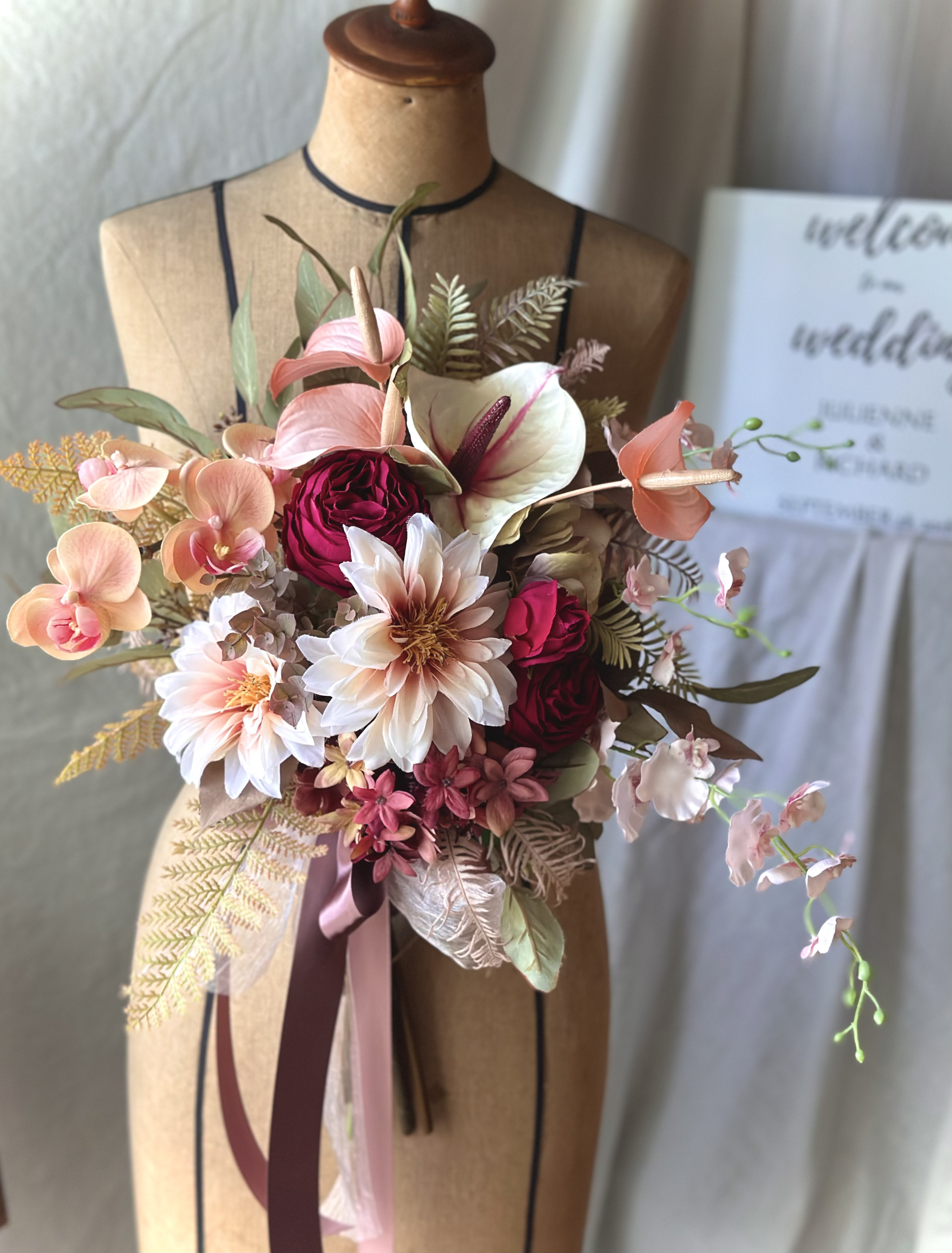 ダリアとコチョウランのブーケ　ミックスカラー　リゾート、サマーウエディング