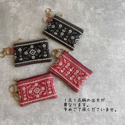 くすみカラーのお花柄◆インド刺繍×帆布◆キーホルダー付きフラットポーチ/マルチケース【2カラーよりお選び下さい】 8枚目の画像