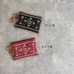 くすみカラーのお花柄◆インド刺繍×帆布◆キーホルダー付きフラットポーチ/マルチケース【2カラーよりお選び下さい】 2枚目の画像