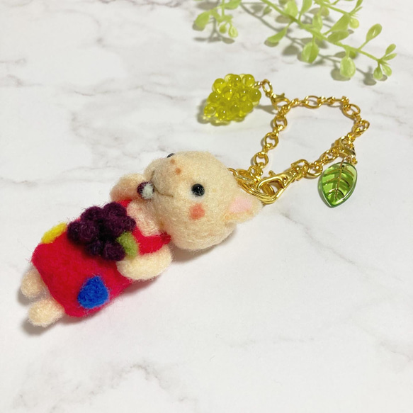 ♡こぶたくんのぶどう狩り♡羊毛フェルト バッグチャーム 食いしんぼうな 秋の子ブタさん pig needle felt 4枚目の画像