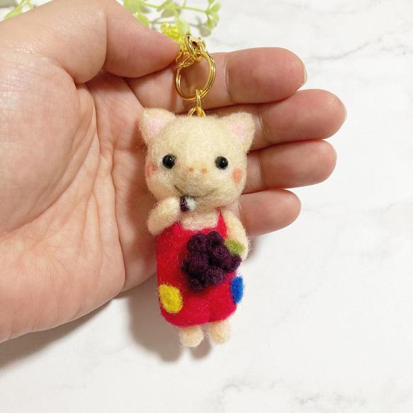 ♡こぶたくんのぶどう狩り♡羊毛フェルト バッグチャーム 食いしんぼうな 秋の子ブタさん pig needle felt 3枚目の画像